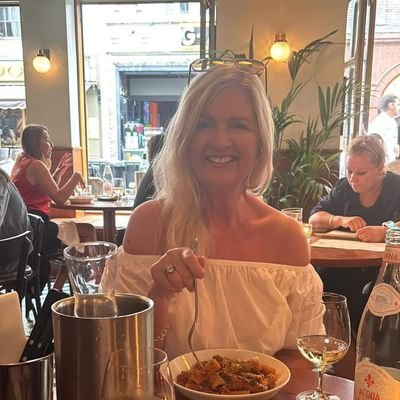 Analyst-politics/adventures/football #Escocia 🇪🇦#España ♍#Virgo🐈⬛#Cats
Empezar el día con una sonrisa y terminarlo con champán👄🍾🥂 I'm still learning📚🤔