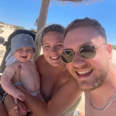 quvife's profile picture. Family. Golf. Football. In that order.