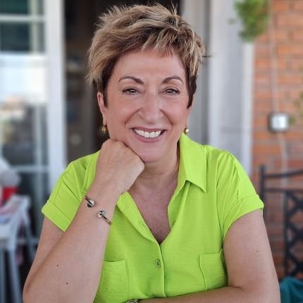 Traductora de inglés, francés e italiano. Estudios de alemán y portugués. Secretaria general y cofundadora de la Asociación de Amigos de Vicente Aleixandre.