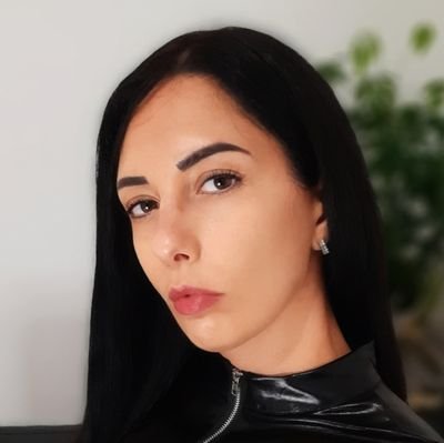 Worship me from my head to my toes & become hopelessly addicted 🖤 £30 tribute.