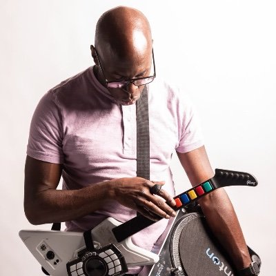 HipHop / Livetronica / DJ-Producer -
Instagram: quiet.entertainer
Press/Booking: greg@quietentertainer.com