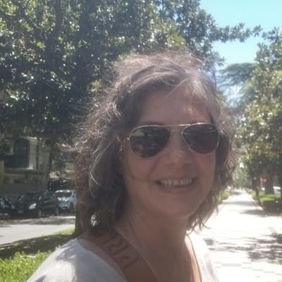 Soy lo que ves, sin dobleces, pero con algunas pelusas.En constante evolución. Disfrutando cada paso logrado.