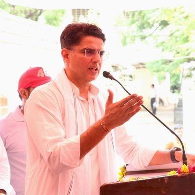 हारिये ना हिम्मत...
बिसारिये ना राम...!
हिम्मत अक्षुण रखिए राम को याद रखिए ..!
रघुकुल तिलक मर्यादा पुरुषोत्तम आपके साथ है
#राम 🙏🙏