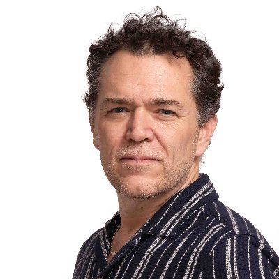 Pacifista de los que viven en paz. Escritor, filósofo, meditador. Lic en comunicación. Especialista en religiones. Doctor en humanidades.