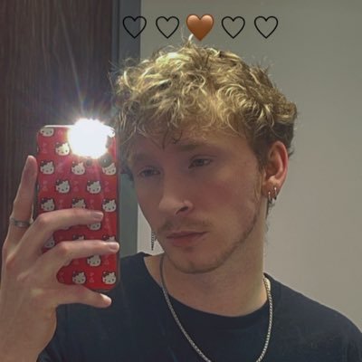 just ur local shitty, hyperpop artist that loves music, food, and dick. 🌈⃤