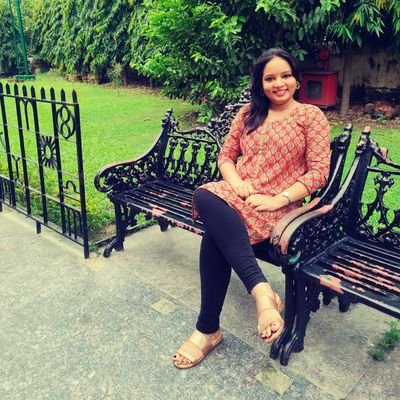 চারিদিকে কত্ত ভালোবাসা
চাইলেই তো একটা কুড়িয়ে নেওয়া যায়।
আমিতো খুঁজছি এমন এক চিবুক
যেখানে কান্নারা শুধুই ঠোঁটের আদর পায়।