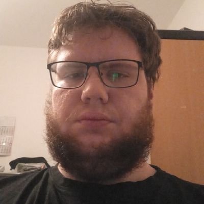 Ich bin 25 Jahre alt. Ich habe meine Ausbildung zur Fachpraktiker für Bürokommunikation abgeschlossen, trotz meiner Behinderung. Ich habe den L1CAM-Syndrom