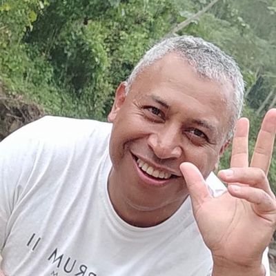 Esposo de Enmita, papá de Daniela, Sebastián y Emily. Técnico en sistemas .. buscando siempre la superación
