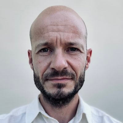 Ledende redaktionschef for Politik, Business & Klima på TV 2. Snakker nordjysk og sætter forkerte kommaer,