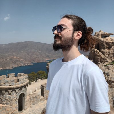 27, y cada día más tonto. Me encanta mi pelito y lo digo a viva voz.