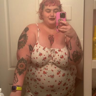 zerochilllll's profile picture. fat, queer, agender bimbo🤘🏻livin’ the social worker life (views are mine!)