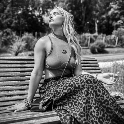 GYMGIRL 🍑 / passionnée d’art, photographie et cinéma / animatrice et future institutrice 🧒🏻📚 / cow lover 🐮/ traveler budding ✈️ / Insta: flaavie_rbt / 🇳🇱