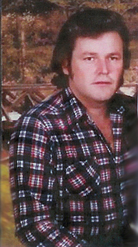 Tom Lang was born in Belton, TX. and raised on a central Texas farm until he was sixteen years of age. His family moved out west and Tom began to develop his si