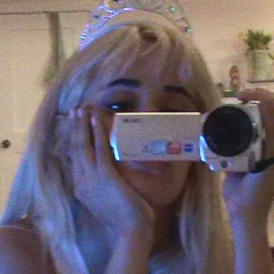 heartlouii's profile picture. pa’ comernos hasta el alma no me basta con la piel