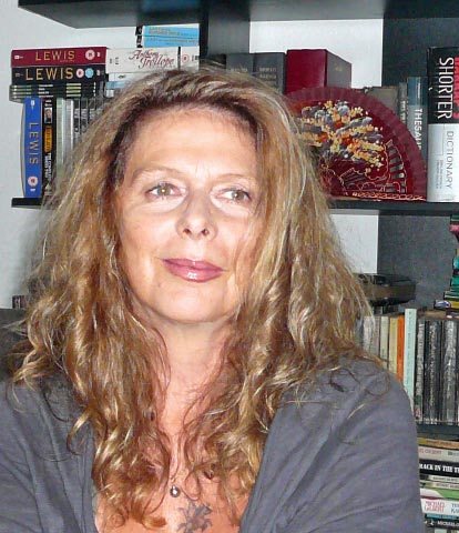 el_sutton's profile picture. I'm an Eng/Fr (& vice versa) translator, cat-lover and part-time goddess