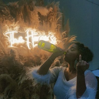 hnicole_98's profile picture. 1851💙💎| DDA | graphic design professional