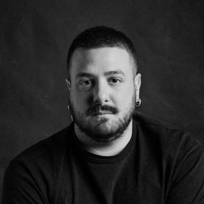 Diseño a veces, fotografío a ratos y siempre techno ganas de pizza, con piña.