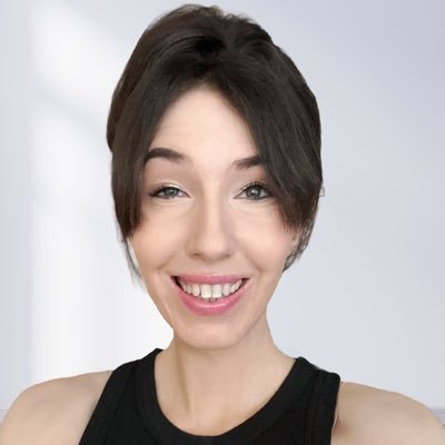 Founder of PitchPolish 🎤 Communication & Public Speaking Coach/Startup Advisor