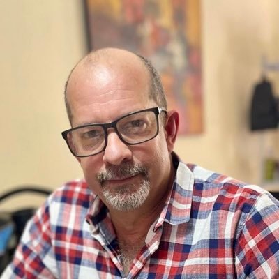 Profesor Titular Universidad Central del Ecuador/Especializado en Inclusión social.