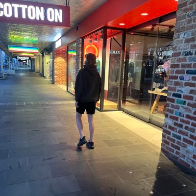 Shawwz1's profile picture. favourite food: pide. favourite game: ridged leg. favourite person: everyone🥰