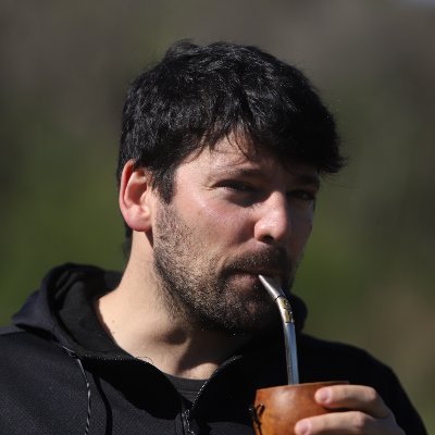 ✍️🎙️ Periodista
✈️ Viajo por el mundo con @ViajeAlaVuelta
🗣️Conduzco En Una
🧩 Dirijo @HolaFusion
🎬 Produzco Bichero
📚 Escribí dos libros.