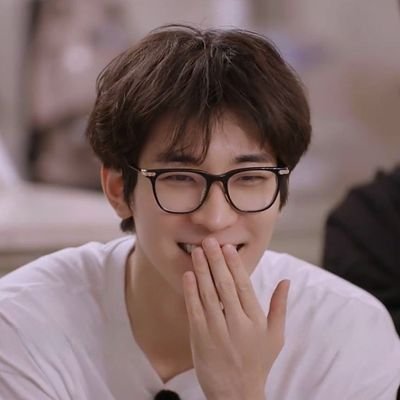 artofwillows's profile picture. soft girl in question ❓
22 ✨