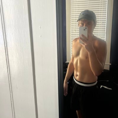 _tylerhenning's profile picture. relying on the kindness of strangers | ♒️