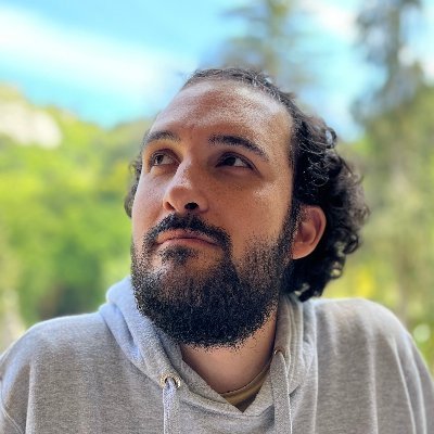 En @LLYC_Global. Me gustan el cine, los perros y nadar en el mar. Ya planté un árbol y dejé un libro a medio escribir. Más en Bluesky.