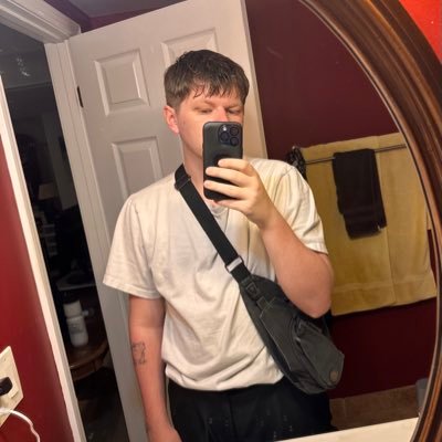 cageface_'s profile picture. none of you are real // @inchesfromglory