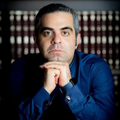 اینجا فرصت کوتاهی است برای کمی آشنایی/
پژوهشگر توسعه و روزنامهنگار اقتصادی