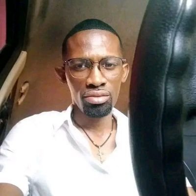 Vladmir Baxi jornalista de profissional sou formado em jornalismo e engenharia informática pelo universidade metropolitana de Angola sou angolano.