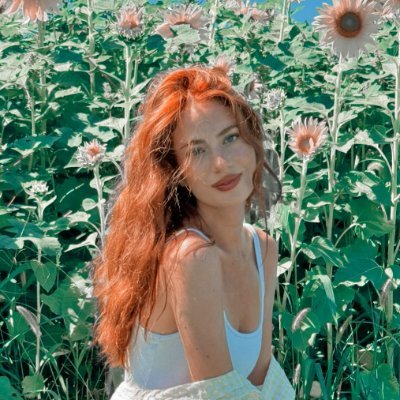 Una flor alegre no tan alegre,
un hada muy alucinhada,
una mariposa amadhada. 🦋