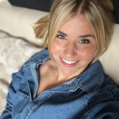 beatriceeg97381's profile picture. 