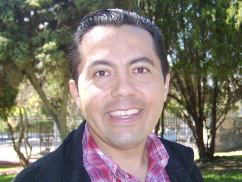 CONTADOR PUBLICO, COMERCIANTE DE MATERIAS PRIMAS Y DULCES, CASADO Y PADRE DE TRES CHIQUILLOS, SOCIABLE Y DE SIGNO LEO.