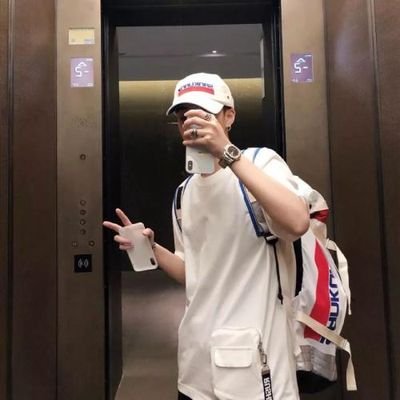 VeronicaAd56483's profile picture. 意志坚强的人能把世界放在手中像泥块一样任意揉捏。