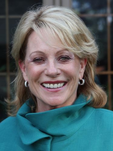 Joan Lloyd is an executive coach, organizational & leadership development strategist. She works with leaders & teams to remove barriers & increase effectiveness