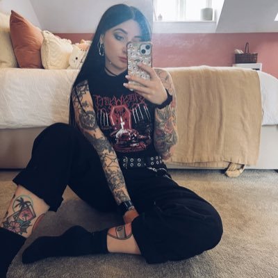 AbiiFlowerr's profile picture. 💖 queen of complaining 💖