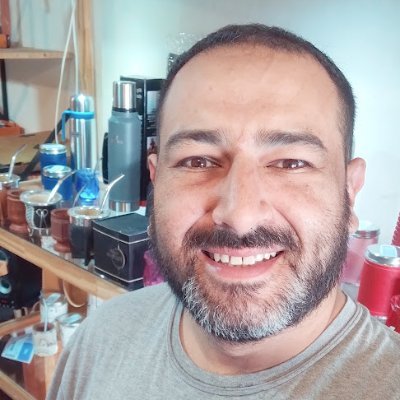 Cordobés de 41 años. Vendedor, gerente, representante, recepcionista, repartidor y CM de @estilotradicion. Mascotero. Locutor Nacional fuera de juego 😆