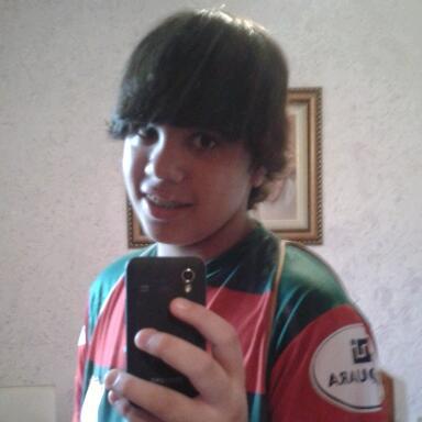 15 anos, Aquariano, Otaku, Adoro violão, meio palhaço.