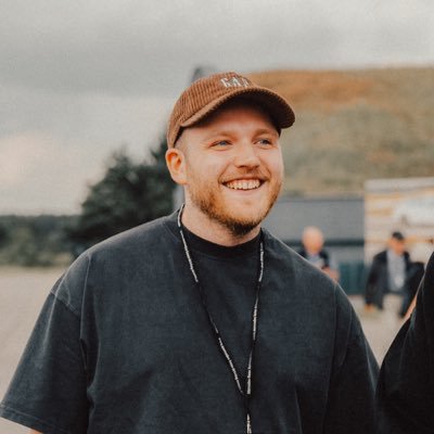 web developer who loves sneakers, pizza, travelling and taking pictures.