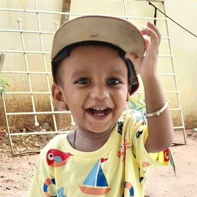 Aprajit420's profile picture. अंतर्मन के भोजपत्र पर गीत लिखे बहुतेरे 
सजनी कुछ तेरे कुछ मेरे ।।

थोड़ा मोड़ा लिख लेता हूँ
कभीकभार कवि सा दिख लेता हूँ ।।