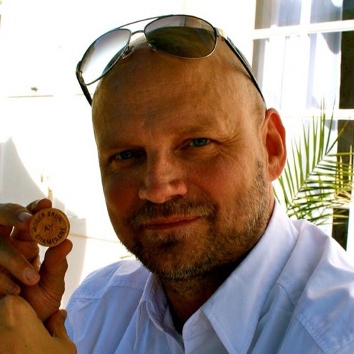 Ujander's profile picture. En lagom tjock man i sina bästa år.