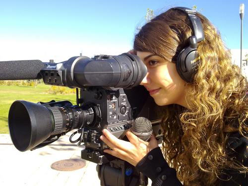 Adrianamg92's profile picture. Periodista, lectora compulsiva y escritora amateur, empeñada en ser feliz y disfrutar de la vida...=)