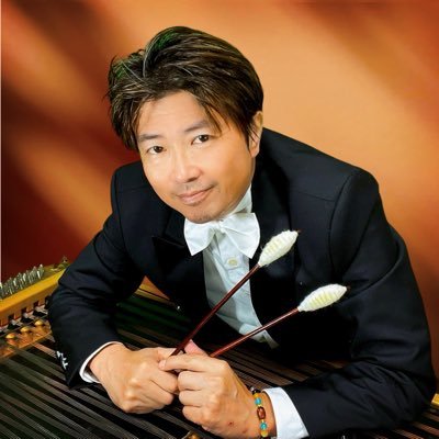 ツィンバロン奏者。作曲家。ハンガリー国立リスト音楽院を経て、スロバキア国立バンスカービストリツァ芸術アカデミー ツィンバロン科卒業。日本でツィンバロンを広めるべく様々なジャンルやってます。2025年は大河べらぼうのオープニングテーマ曲でツィンバロン弾いてます🎵
