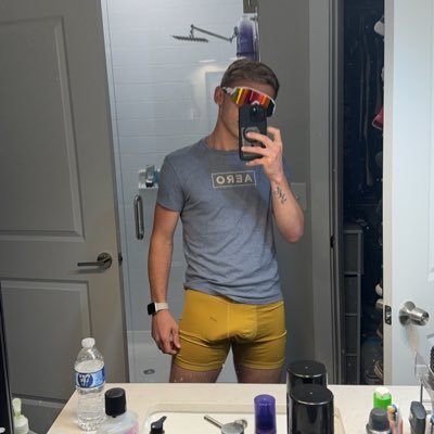 horny boy twitter🙇🏼‍♂️                                                $Riskayy95 if you’re feeling generous