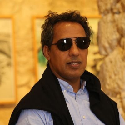 doctorado en sociología y escritor.
doctorat en sociologie et écrivain .