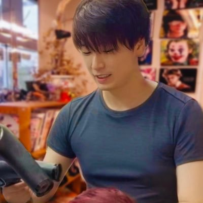 秋葉原の美容室fuwatの『侑ちゃん』です‼️人体骨格を学んでいる為、骨格補正カットによる似合わせカットが得意です🐙当日のご予約はDMかお電話にお願い致します 指名してくれた方にありがとうの色紙をお渡ししております☺️ 学生4000円 #美容室 #fuwat