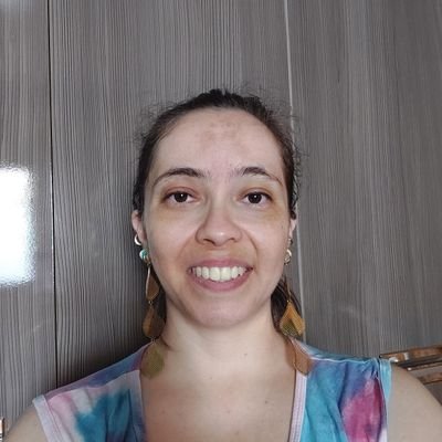 virgem♍Natalia apelido Nat amiga carinhosa sensível mas no mesmo tempo mulher de gênio forte gosto tatuagem piercing cabelo colorido animais brinco colar ✌