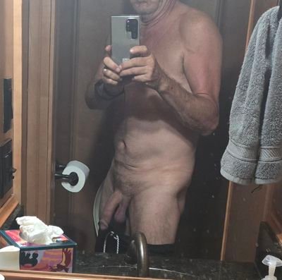 Older Dad. Love my younger buddies. oh, and..,. zero gag reflex. never met a dick I couldn't swallow balls deep and keep it there