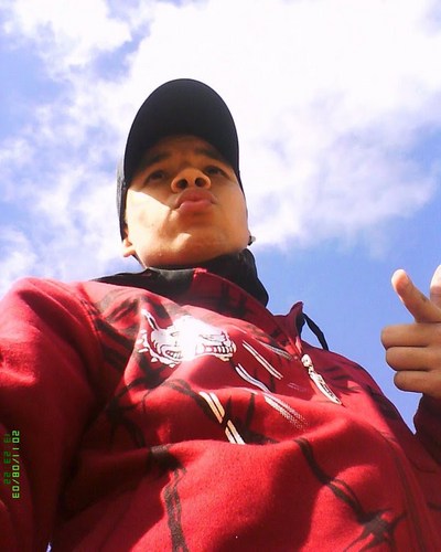 Sou Aquela pessoa que gosta de praticar esportes
corinthiano de coração xD
aquele que respeita tudo e a todos =]